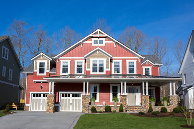 Ispirazione per la facciata di una casa rossa country a due piani con rivestimento in vinile