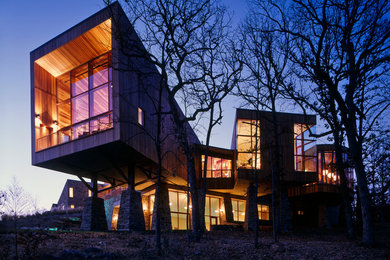 Идея дизайна: огромный, двухэтажный, бежевый частный загородный дом в современном стиле с плоской крышей и комбинированной облицовкой