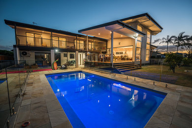 Große, Zweistöckige Moderne Holzfassade Haus mit weißer Fassadenfarbe und Flachdach in Gold Coast - Tweed
