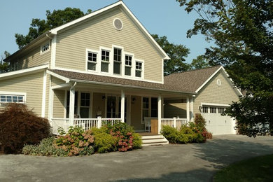Diseño de fachada de casa beige tradicional de tamaño medio de dos plantas con revestimiento de madera, tejado a dos aguas y tejado de teja de madera
