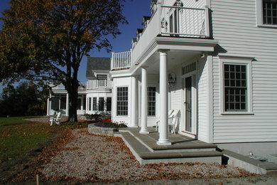 Imagen de fachada de casa blanca tradicional grande de dos plantas con revestimiento de madera, tejado a dos aguas y tejado de teja de madera
