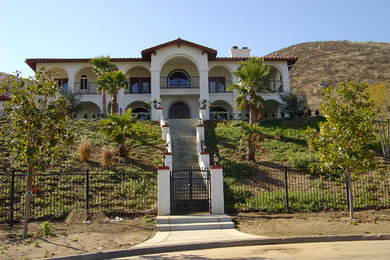 ロサンゼルスにあるトラディショナルスタイルのおしゃれな家の外観 (漆喰サイディング) の写真