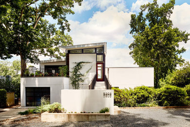 Mittelgroßes, Zweistöckiges Modernes Haus mit bunter Fassadenfarbe, Pultdach und Blechdach in Richmond