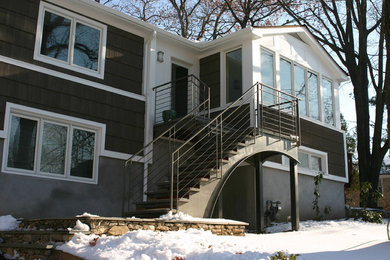 Foto de fachada gris contemporánea de tamaño medio de dos plantas con revestimientos combinados y tejado a dos aguas