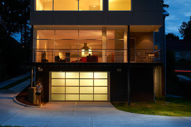 Zweistöckiges Modernes Haus mit Faserzement-Fassade und grauer Fassadenfarbe in Raleigh