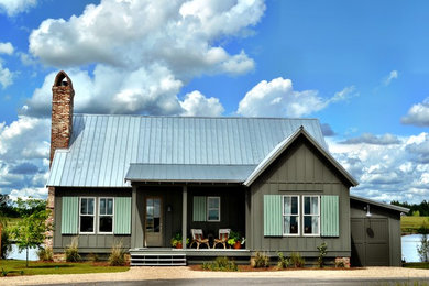 他の地域にある小さなカントリー風のおしゃれな家の外観 (コンクリート繊維板サイディング) の写真