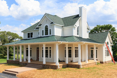 Imagen de fachada de casa blanca clásica grande de tres plantas con revestimiento de vinilo y tejado de varios materiales