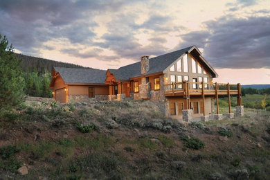 Cette photo montre une grande façade de maison marron montagne à un étage avec un revêtement mixte et un toit à croupette.