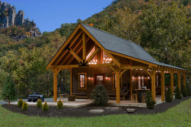 Inspiration pour une façade de maison marron chalet en bois de taille moyenne et à un étage avec un toit à deux pans et un toit en shingle.