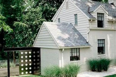 Modelo de fachada de casa blanca campestre de tamaño medio de dos plantas con revestimiento de ladrillo, tejado a dos aguas y tejado de teja de madera
