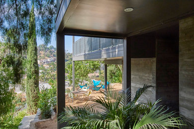 ロサンゼルスにあるコンテンポラリースタイルのおしゃれな家の外観 (メタルサイディング) の写真