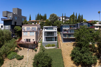 ロサンゼルスにある高級な中くらいなコンテンポラリースタイルのおしゃれな家の外観の写真