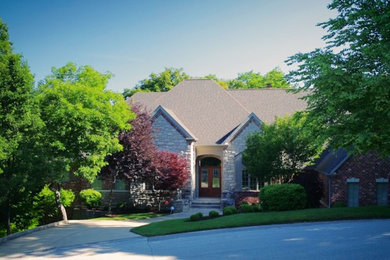 Großes Klassisches Einfamilienhaus mit beiger Fassadenfarbe, Satteldach, Schindeldach und Mix-Fassade in St. Louis