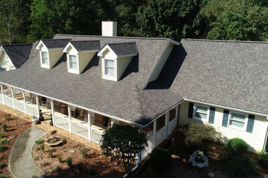 Großes, Einstöckiges Landhausstil Einfamilienhaus mit Vinylfassade, gelber Fassadenfarbe, Satteldach und Schindeldach in Atlanta