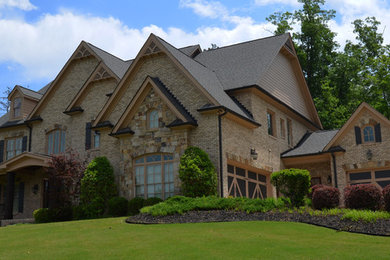 Geräumiges, Dreistöckiges Klassisches Einfamilienhaus mit Satteldach, Schindeldach, Backsteinfassade und brauner Fassadenfarbe in Atlanta