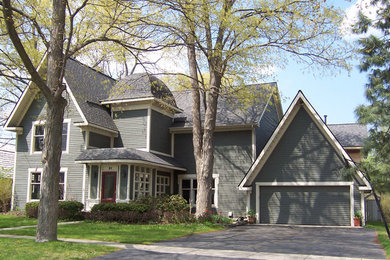 Große, Zweistöckige Holzfassade Haus mit grüner Fassadenfarbe in Detroit