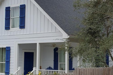 Foto de fachada de casa beige clásica renovada de tamaño medio de dos plantas con revestimiento de vinilo, tejado a cuatro aguas y tejado de teja de madera