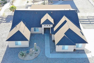 Diseño de fachada de casa beige clásica renovada grande de dos plantas con tejado a cuatro aguas, tejado de teja de madera y revestimiento de vinilo