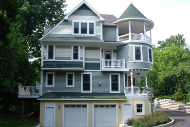 Идея дизайна: трехэтажный, деревянный, синий частный загородный дом в викторианском стиле