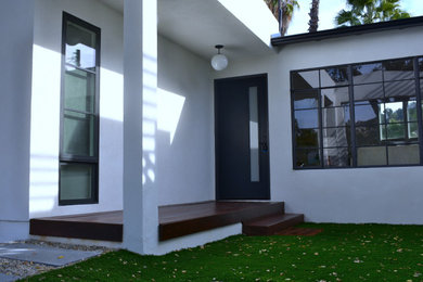 На фото: большой, одноэтажный, белый частный загородный дом с облицовкой из цементной штукатурки, вальмовой крышей и крышей из гибкой черепицы с