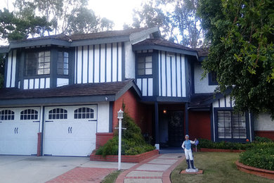 Mittelgroßes, Zweistöckiges Klassisches Einfamilienhaus mit Mix-Fassade, bunter Fassadenfarbe, Satteldach und Schindeldach in Los Angeles