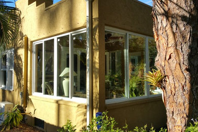 タンパにある中くらいなトラディショナルスタイルのおしゃれな家の外観 (漆喰サイディング) の写真