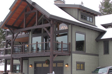 Modelo de fachada gris de estilo americano grande de dos plantas con revestimiento de madera, tejado a dos aguas y tejado de teja de madera