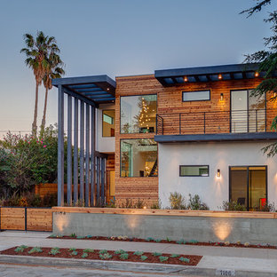 Idee per la facciata di una casa unifamiliare multicolore contemporanea a due piani con rivestimenti misti e tetto piano