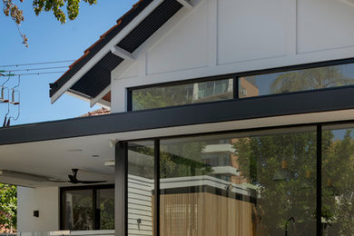 Ejemplo de fachada de casa blanca vintage de tamaño medio de una planta con tejado a dos aguas y tejado de teja de barro
