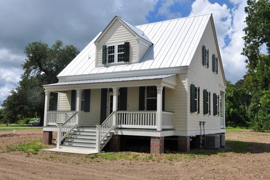 Modelo de fachada de casa blanca campestre de tamaño medio de dos plantas con revestimiento de madera, tejado a dos aguas y tejado de metal