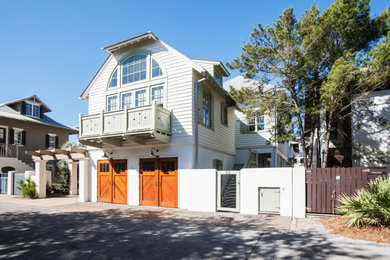 Geräumiges, Zweistöckiges Maritimes Einfamilienhaus mit Putzfassade, weißer Fassadenfarbe, Satteldach und Blechdach in Miami