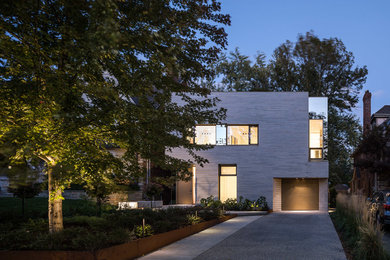 Свежая идея для дизайна: двухэтажный, серый частный загородный дом среднего размера в стиле модернизм с облицовкой из камня и плоской крышей - отличное фото интерьера