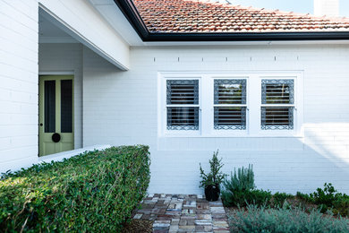 Cette image montre une façade de maison minimaliste de plain-pied.