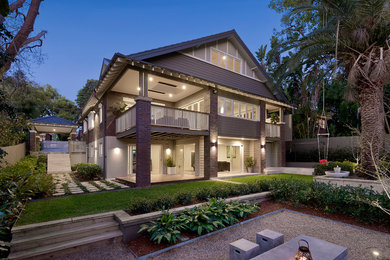 Großes, Zweistöckiges Modernes Einfamilienhaus mit Mix-Fassade, brauner Fassadenfarbe, Walmdach und Ziegeldach in Sydney