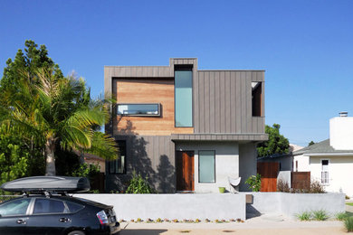 Foto de fachada de casa gris actual grande de dos plantas con revestimientos combinados, tejado plano y tejado de metal