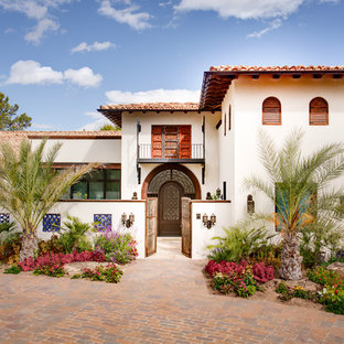 Geräumiges, Weißes Mediterranes Haus mit Putzfassade und Walmdach in Austin