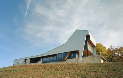 Houzz Tour: A Hillside Home Commands Attention and Views