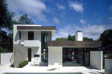 Foto de fachada blanca minimalista de dos plantas con tejado plano