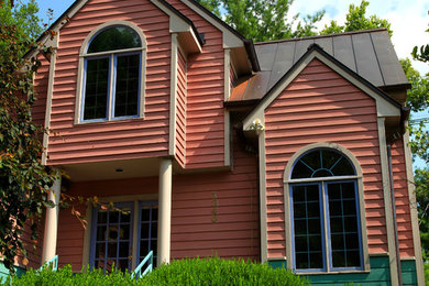 Idee per la facciata di una casa a due piani con rivestimento in legno