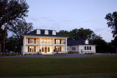 Foto de fachada de casa blanca clásica grande de dos plantas con tejado a dos aguas y tejado de teja de madera