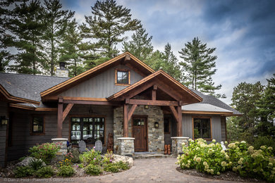 Ejemplo de fachada de casa gris rural de tamaño medio de dos plantas con revestimiento de madera, tejado a dos aguas y tejado de varios materiales