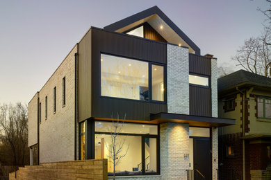 Imagen de fachada de casa blanca moderna de tamaño medio de tres plantas con revestimiento de madera, tejado a dos aguas y tejado de teja de madera