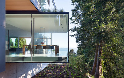 美しい木立と海の眺めを見渡す、自然と調和したキューブの家