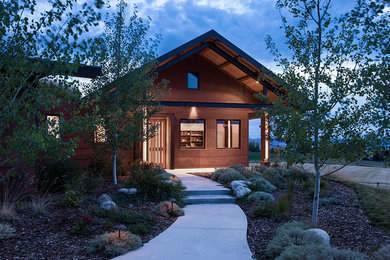 Идея дизайна: двухэтажный, коричневый частный загородный дом среднего размера в стиле модернизм с облицовкой из металла, двускатной крышей и металлической крышей