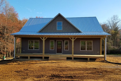 Diseño de fachada de casa gris de tamaño medio de dos plantas con revestimiento de vinilo, tejado a dos aguas y tejado de metal