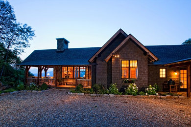 Diseño de fachada de casa marrón rural de tamaño medio de una planta con revestimiento de madera, tejado a dos aguas y tejado de teja de madera