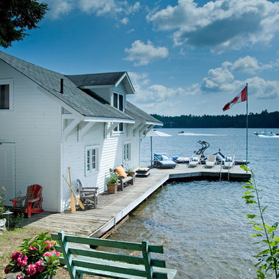 Example of a mountain style wood exterior home design in Toronto