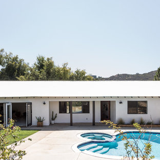 Inspiration pour une façade de maison blanche sud-ouest américain de taille moyenne et de plain-pied avec un revêtement en stuc.