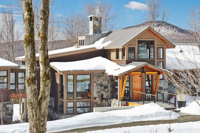 Cette photo montre une grande façade de maison montagne.