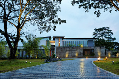 Foto de fachada de casa multicolor minimalista grande de dos plantas con revestimiento de hormigón, tejado plano y tejado de metal
